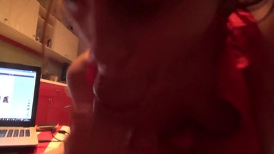 Үлкен кеуде және бөкселері бар кішкентай қызбен жыныстық қатынас